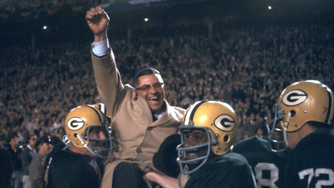 Vince Lombardi nesený hráčmi po Super Bowl II 1968