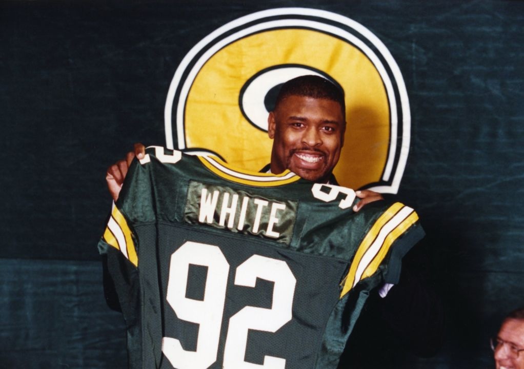 Reggie White s dresом Packers po podpise zmluvy