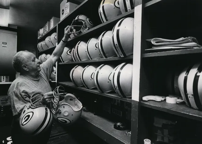 Gerald „Dad" Braisher — equipment manager, tvorca G loga